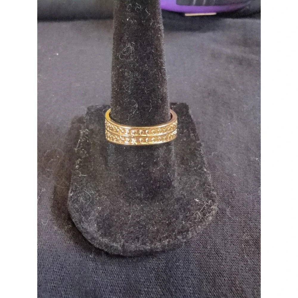 Vintage Gold Toned Rhinestone Ring with Blue Center - Size‎ 7